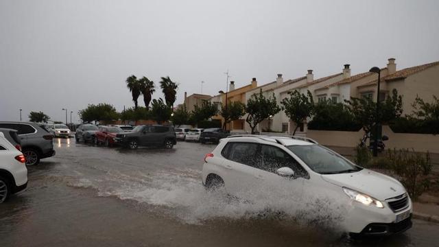 Les intenses pluges van inundar alguns carrers del Perellonet.