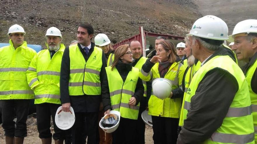 La ministra, junto a la presidenta de la Diputación y los alcaldes de la zona