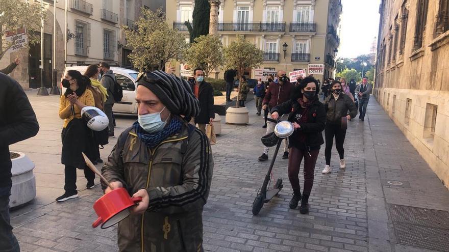 Manifestantes en la plaza de Manises