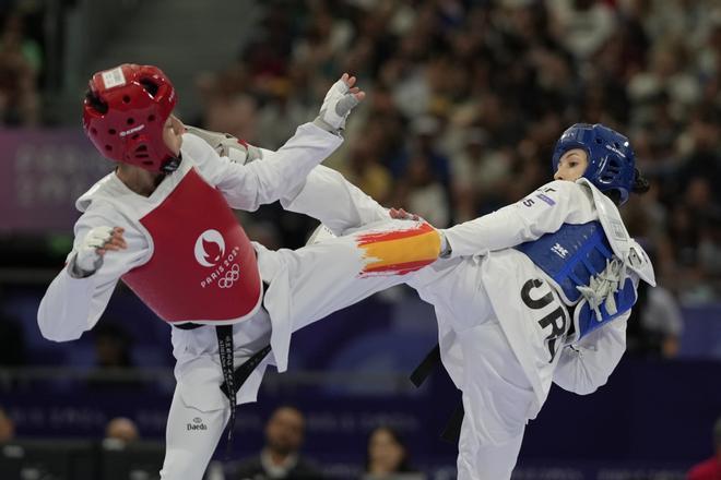 Maria Sara Grippoli de Uruguay compite contra Adriana Cerezo de España en el combate de Taekwondo femenino 49kg en los Juegos Olímpicos.