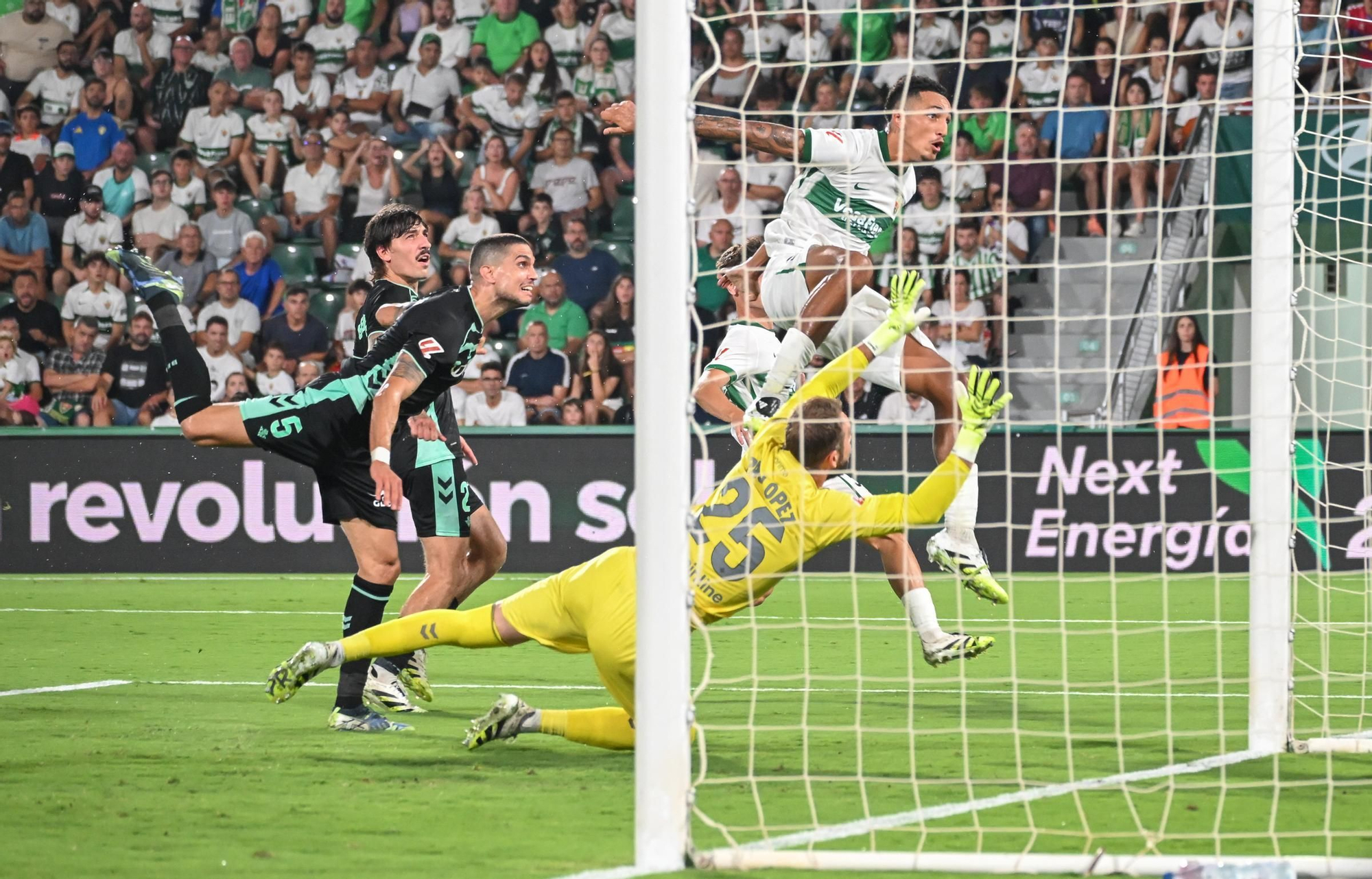 El Elche vuelve a Primera División con un empate frente al Betis (1-1)