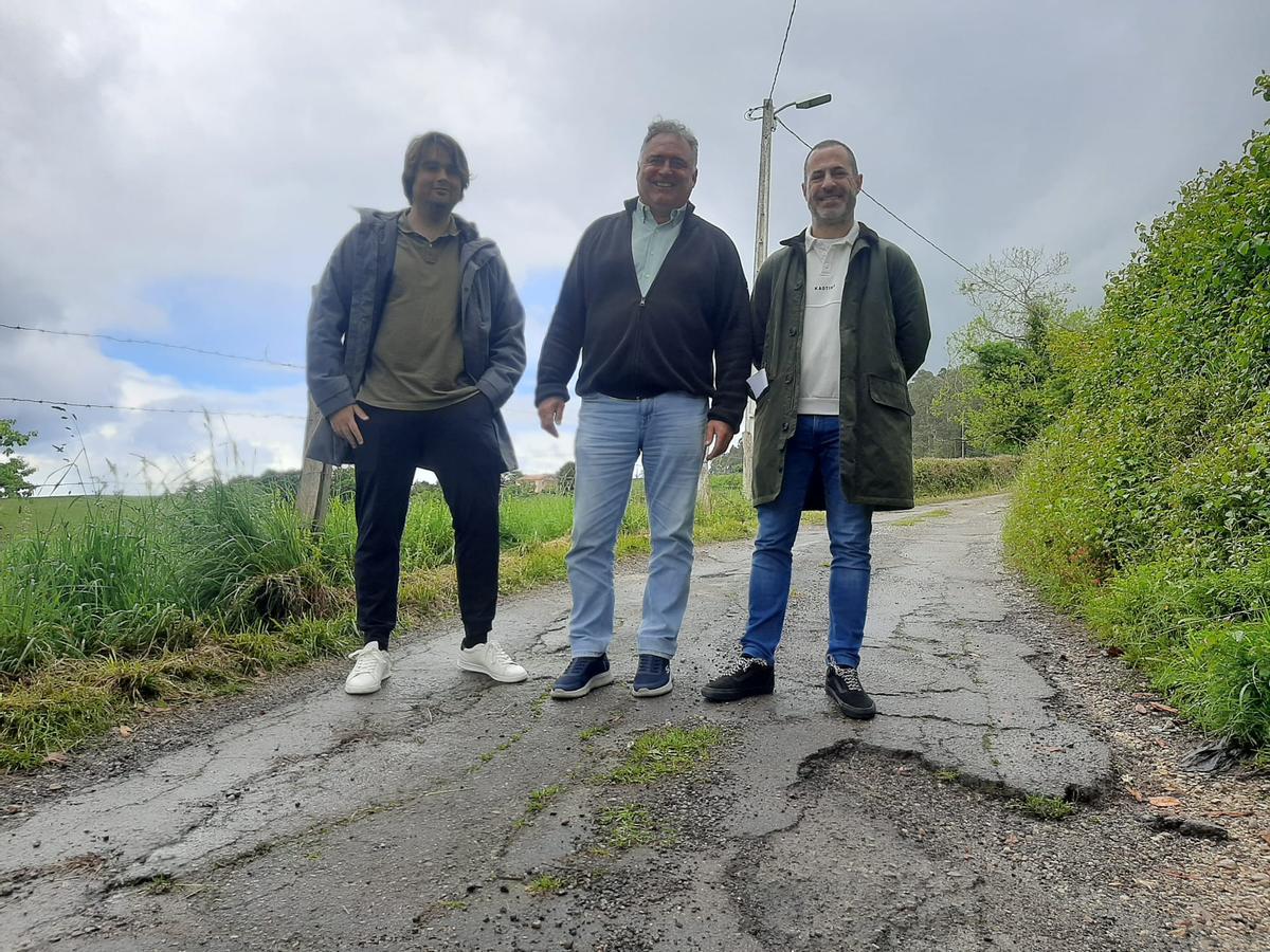 Por la izquierda, el ingeniero David Orviz; el concejal de Caminos, Alejandro Villa, y el alcalde, Ángel García, en el camino de Muñó.