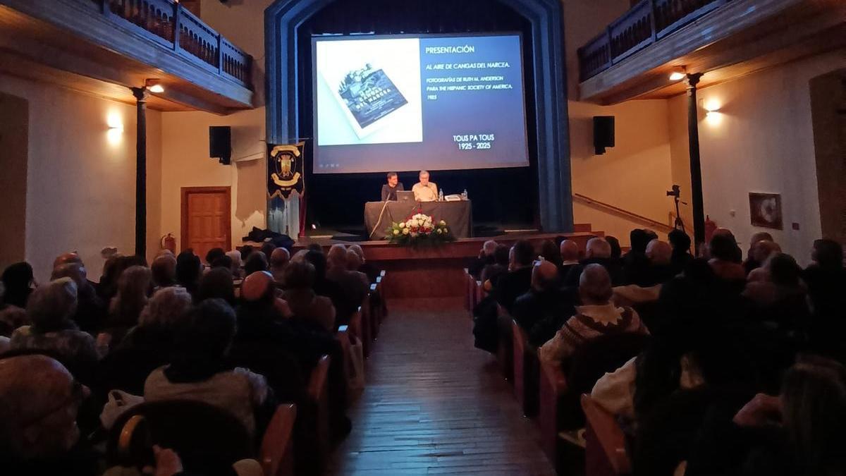 Cangas del Narcea vuelve a 1925 con «Tous pa tous», la asociación que vela por la memoria del concejo