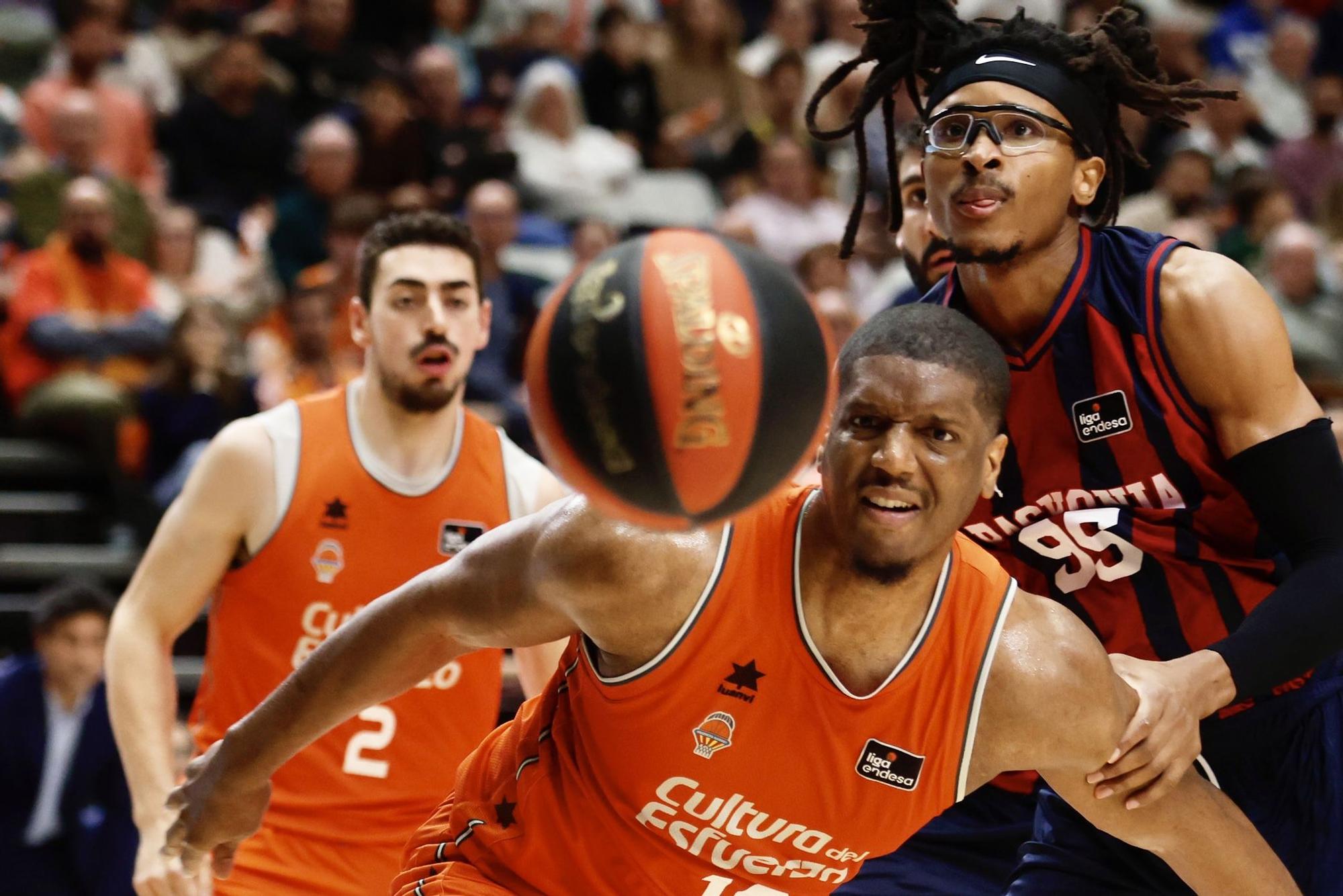 Las mejores fotos del resurgir del Valencia Basket frente al Baskonia