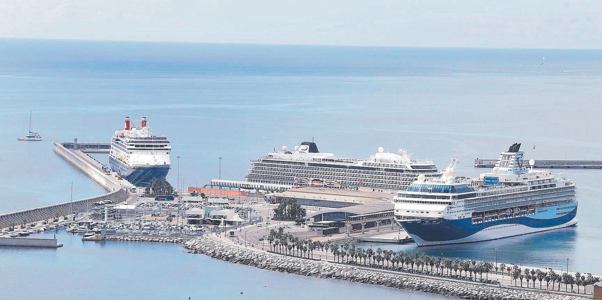 Llegada de tres cruceros con turistas al puerto de Málaga.