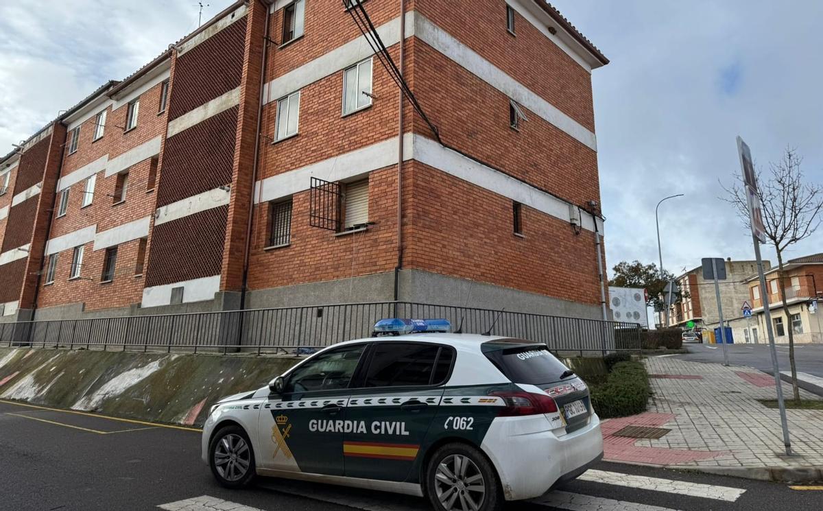 Un vehículo de la Guardia Civil en el barrio San Isidro durante la investigación.