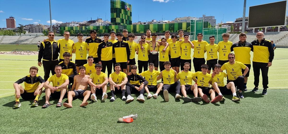 El equipo masculino del CA Safor Teika en el Estadio Vallehermoso de Madrid