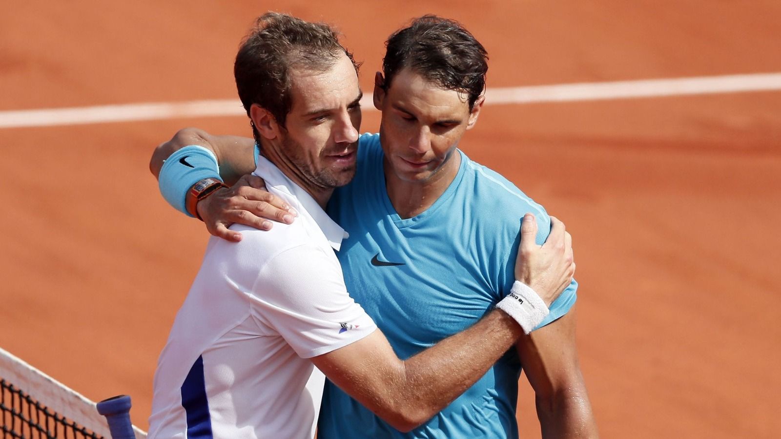 Nadal y Gasquet se abrazan en su último partido, en Roland Garros.