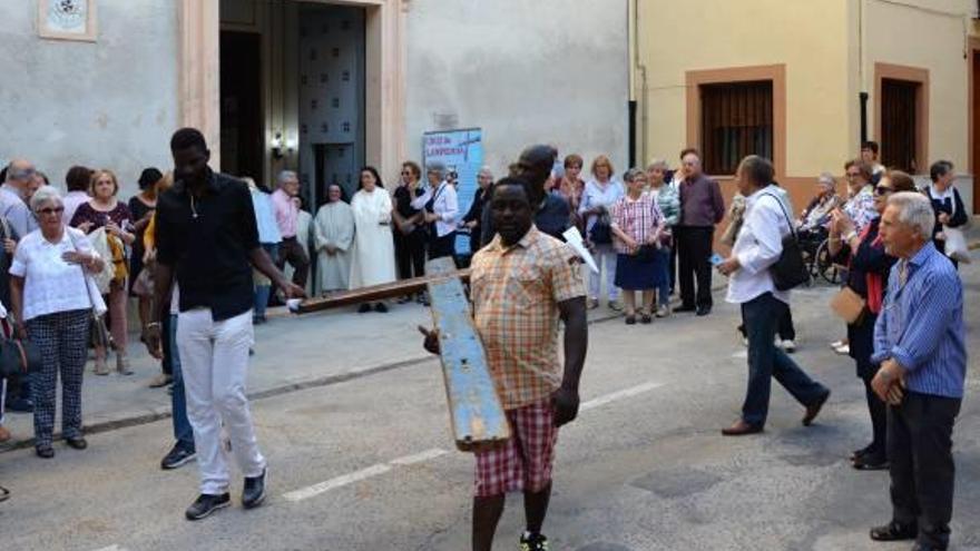Procesionan en Xàtiva la Cruz de Lampedusa