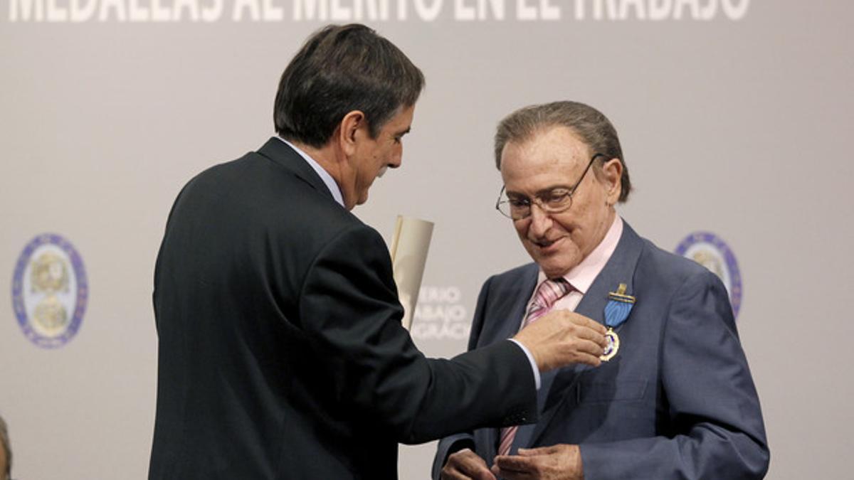 Manol Escobar recibe la Medalla al Mérito en el Trabajo, de manos del ministro de Trabajo, Valeriano Gómez, el pasado 6 de septiembre.