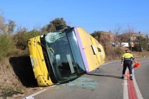 Set ferits al bolcar un autobús de la línia de Martorell a la C-243c de Castellbisbal