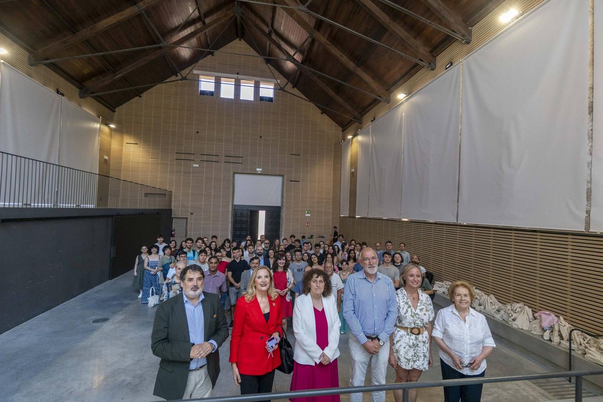 La alcaldesa de Santiago, Goretti Sanmartín, recibió al alumnado en la Casa das Máquinas.
