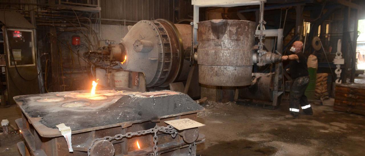 Un trabajador en las instalaciones de una siderurgia en Galicia.
