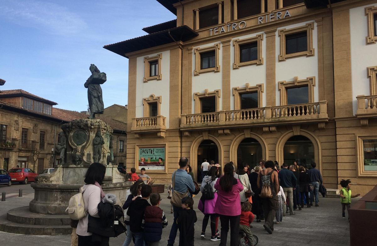 Colas en el teatro Riera para adquirir entradas para una actuación.
