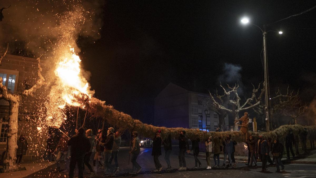 El fachón grande que encabeza la procesión medía este año 35 metros.