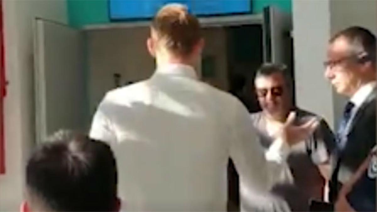 El saludo cómplice de De Ligt a Raiola