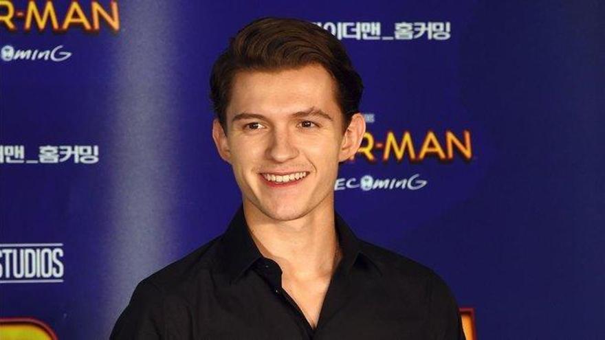 Tom Holland, a falta de huevos, compra una gallina