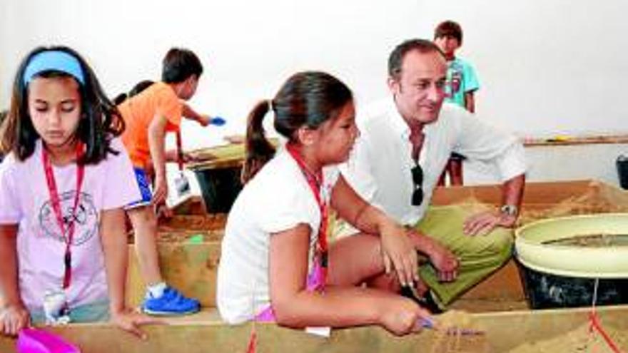 Niños ejercen de arqueólogos en un taller y aprenden historia