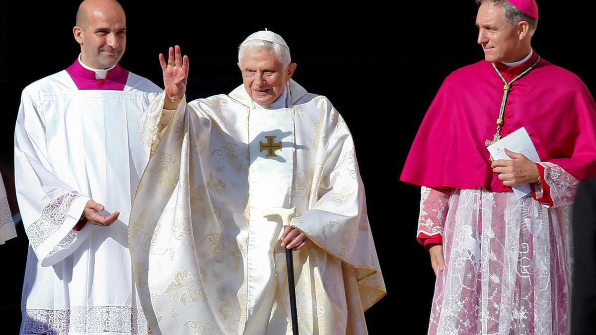 FILE PHOTO: Emeritus Pope Benedict XVI waves as he arrives to attend a mass for the beatification of former pope Paul VI in St. Peter's square at the Vatican
