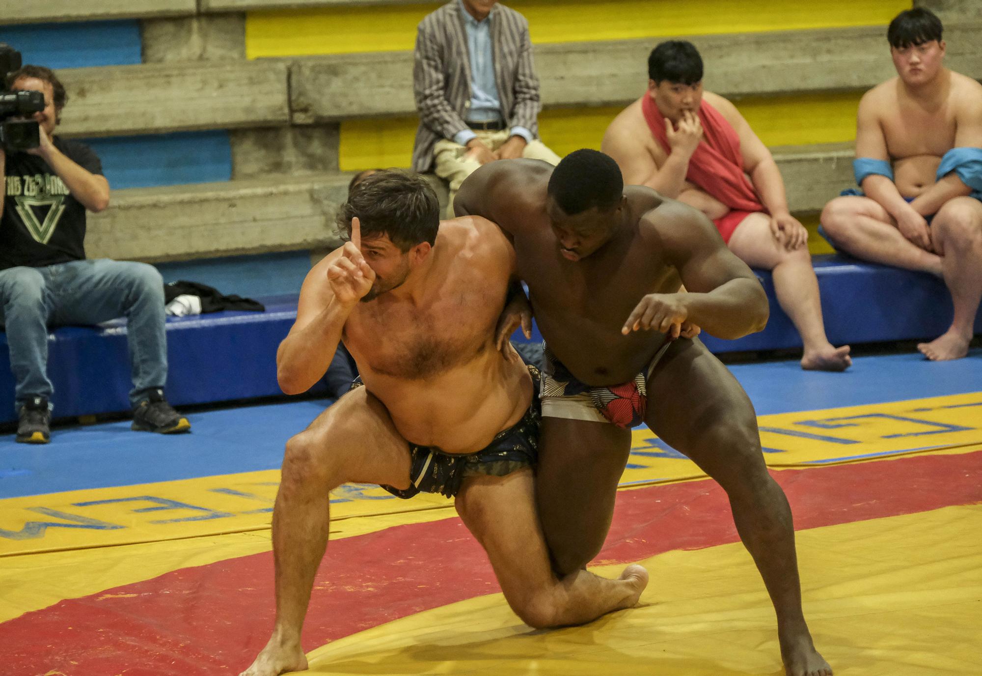 Luchadores de diferentes países entrenando para el homenaje a Juan Espino