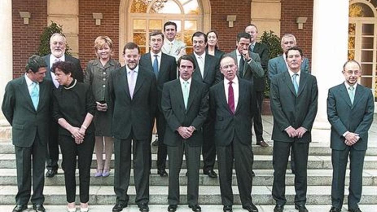 EL GABINETE AZNAR (2002) De izquierda a derecha, Federico Trillo, Ana Palacio, Mariano Rajoy, Aznar, Rodrigo Rato, José María Michavila, Cristóbal Montoro. En segunda fila, Miguel Arias Cañete, Pilar del Castillo, Ángel Acebes, Francisco Álvarez-Casc