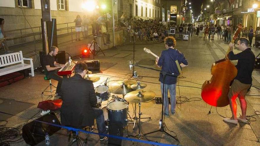 Una de las actuaciones ante la fachada del Museo Marco, en la pasada edición. // Alba Villar