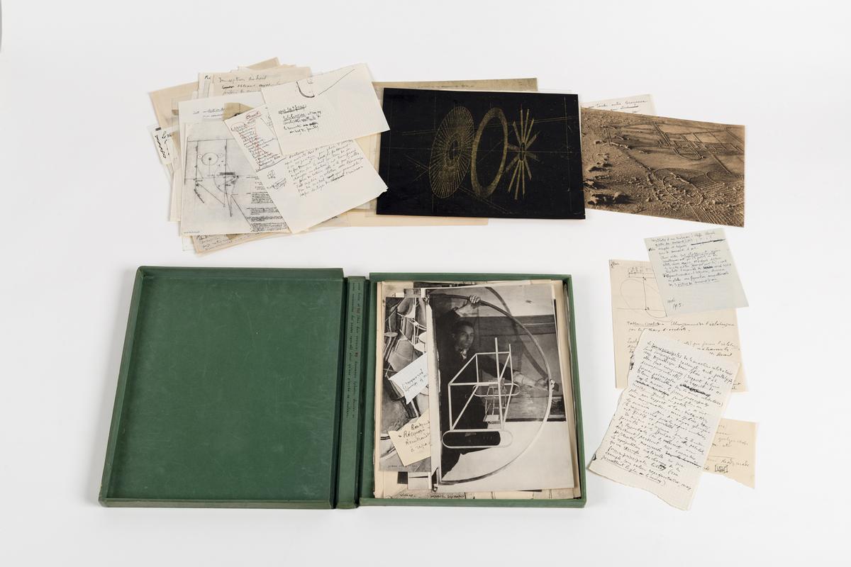 La mariée mise a nu par ses célibataires même  Boîte verte, c.a 1934, de Marcel Duchamp.