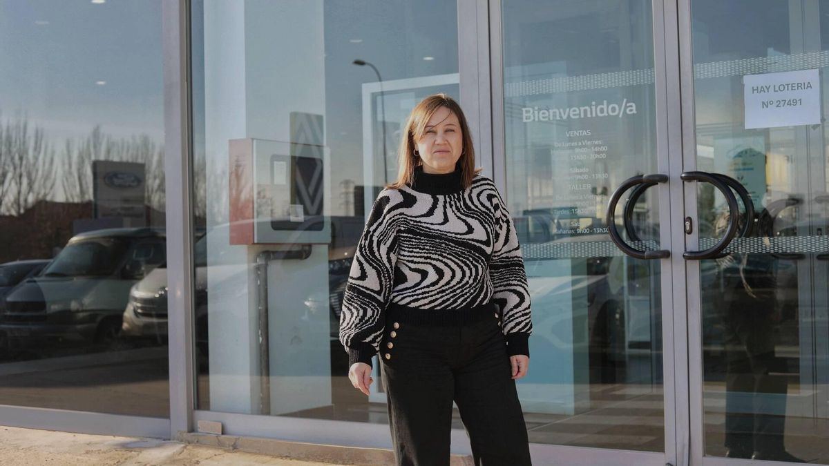 Cristina Velasco, responsable de Lemotor Empresas en Zamora, junto al concesionario.