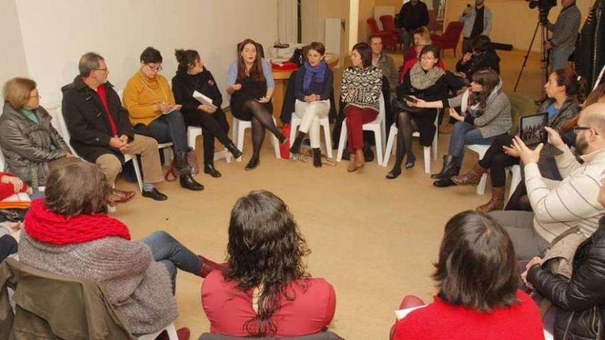 Encuentro de mujeres organizado por En Marea, ayer, en Santiago.