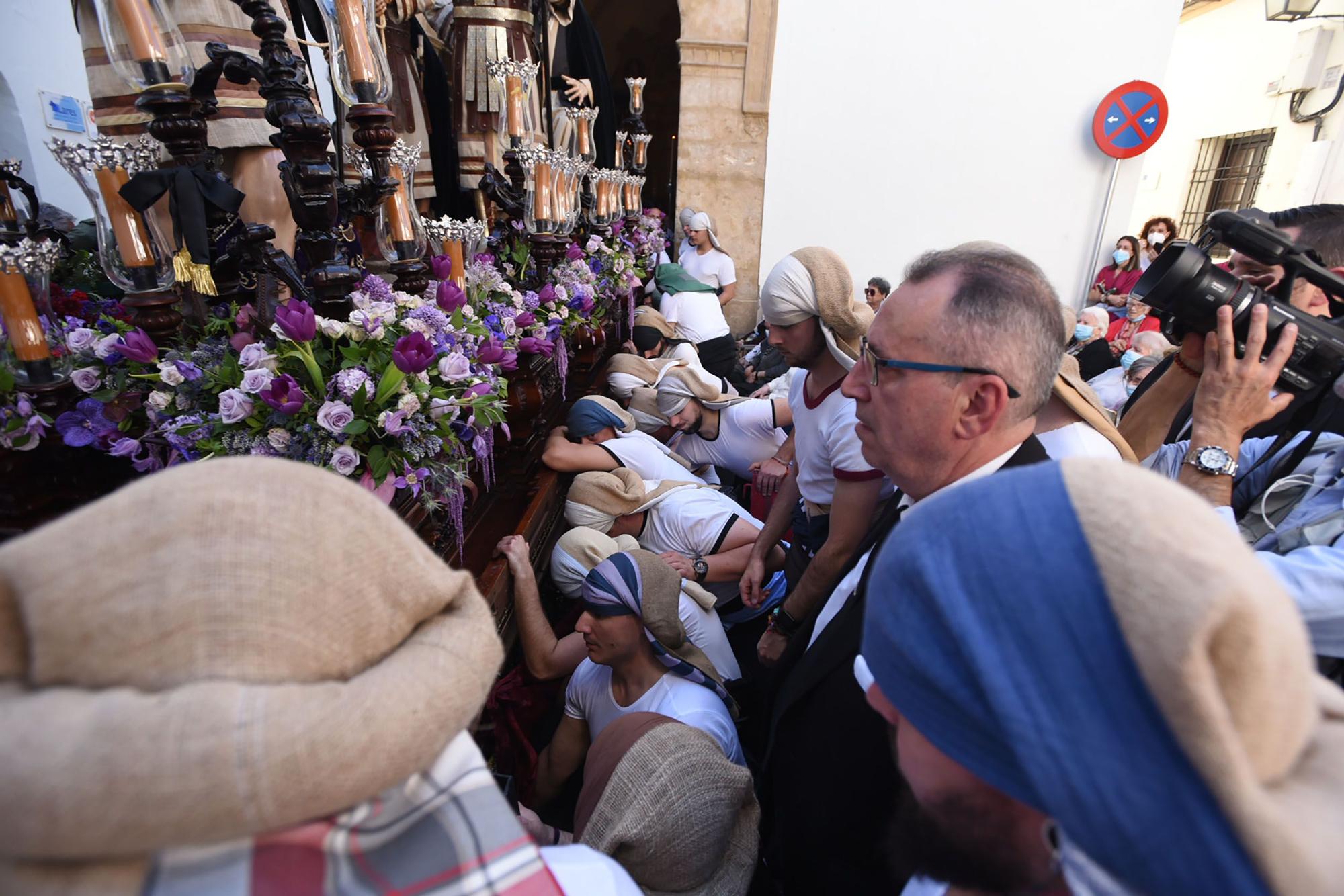 La hermandad del Perdón serpentea camino de la Catedral