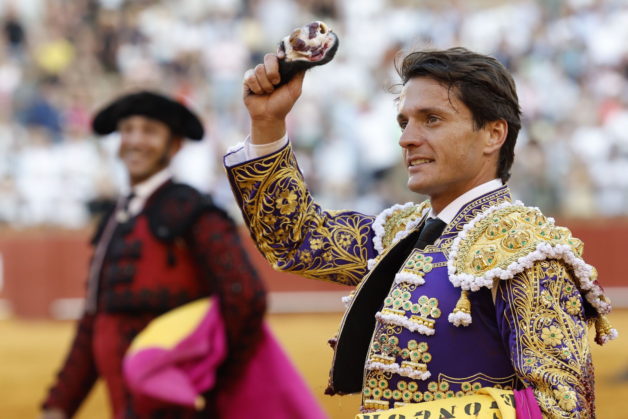 SEVILLA, 27/04/2025.- El diestro Lama de Góngora saluda con el trofeo cortado al segundo de la tarde durante el festejo taurino celebrado hoy domingo en la Real Maestranza de Sevilla. EFE/ Julio Muñoz.