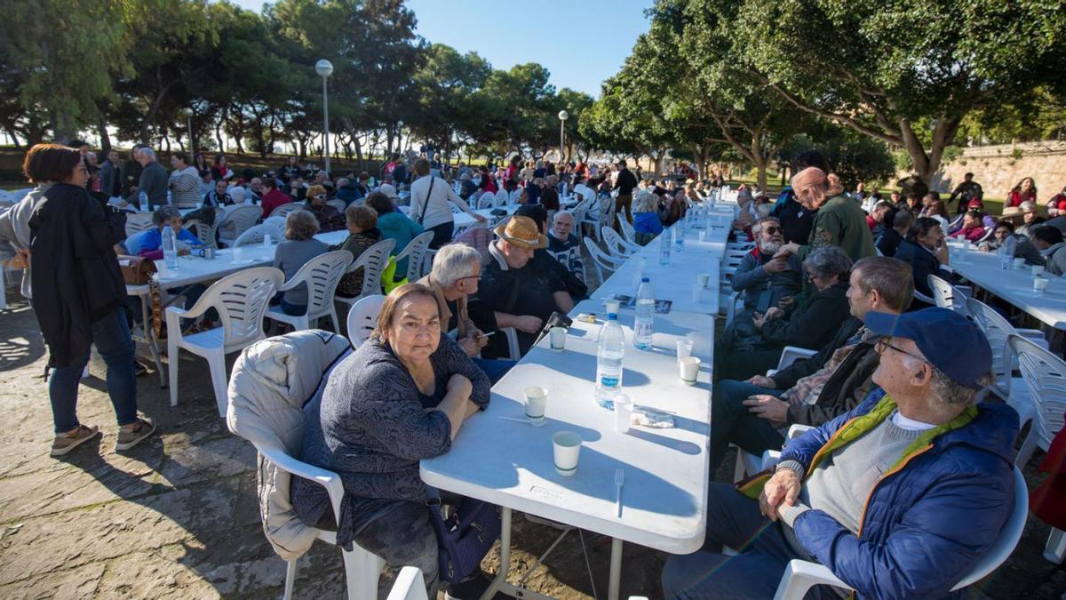 Unas 300 personas sin hogar participaron en la paella popular.