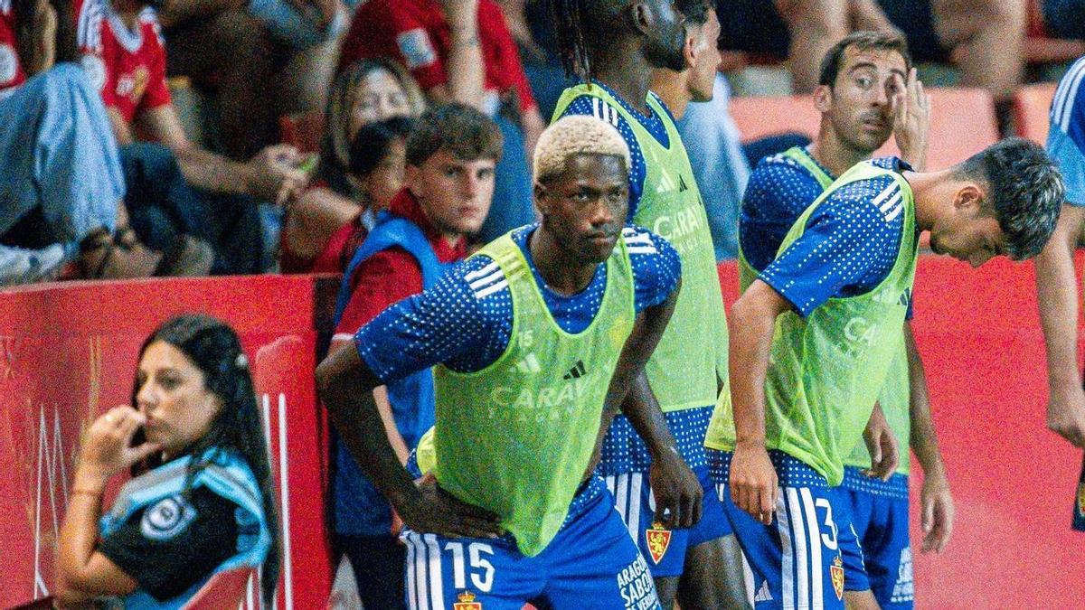 Saidu calienta en la banda en el Nou Estadi, en el partido de la primera jornada ante el Nástic.