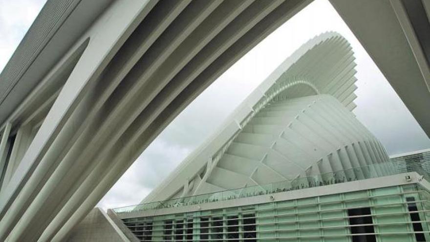 Parte trasera del Palacio de Congresos, con las costillas de la visera y el arco destinado a levantarlas. Abajo, documento de la firma Waagner Biro que advierte de los fallos.