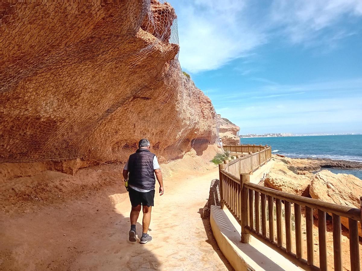 Dos tramos del Sendero Azul de Orihuela Costa "cortados": peligro de derrumbe