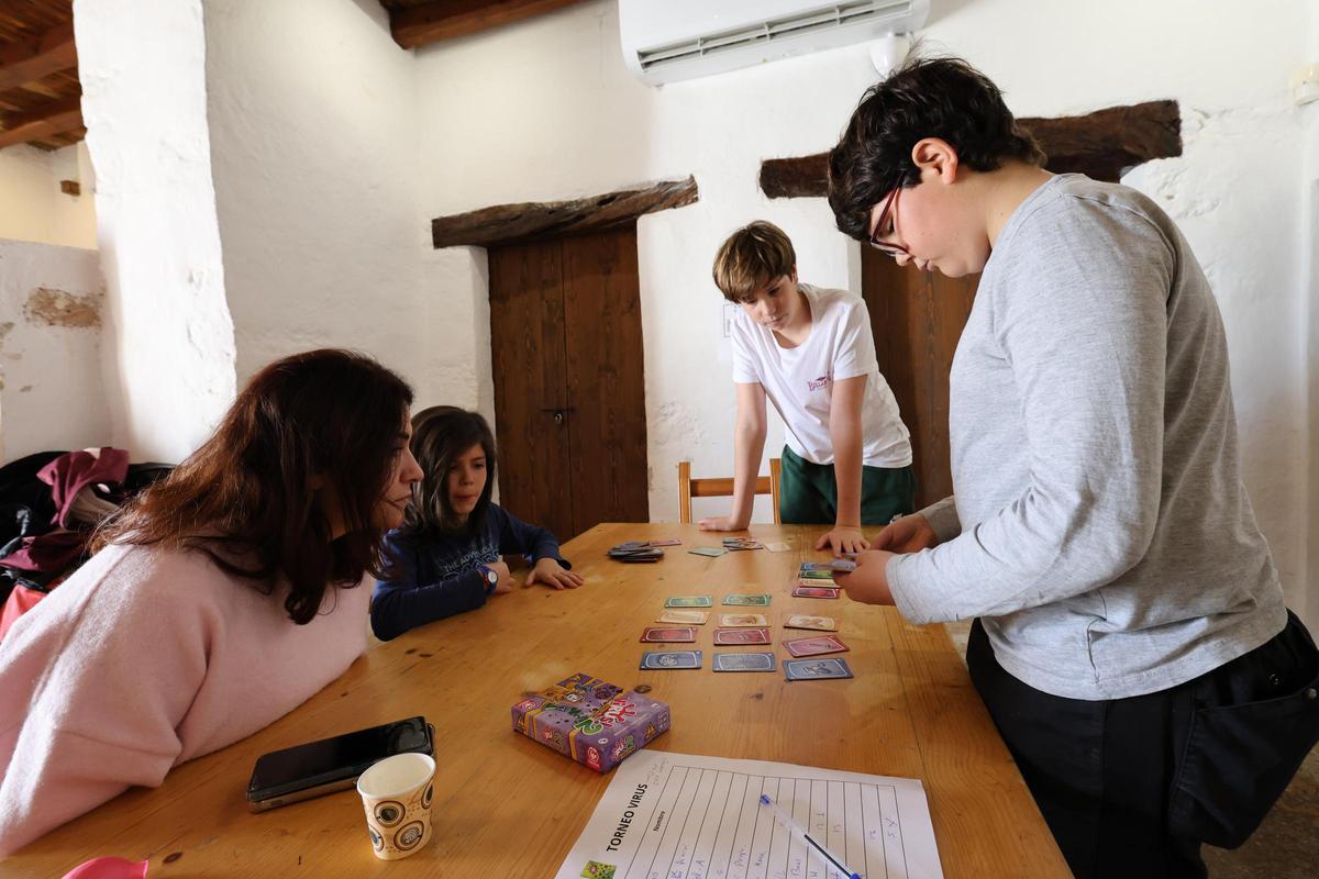 Niños jugando en la jornada del día internacional del asperger en Can Tomeu.