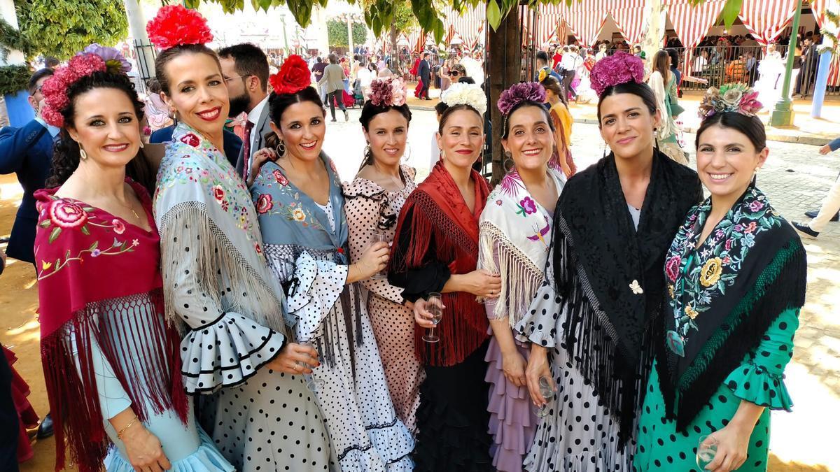 Mujeres con trajes de flamencas