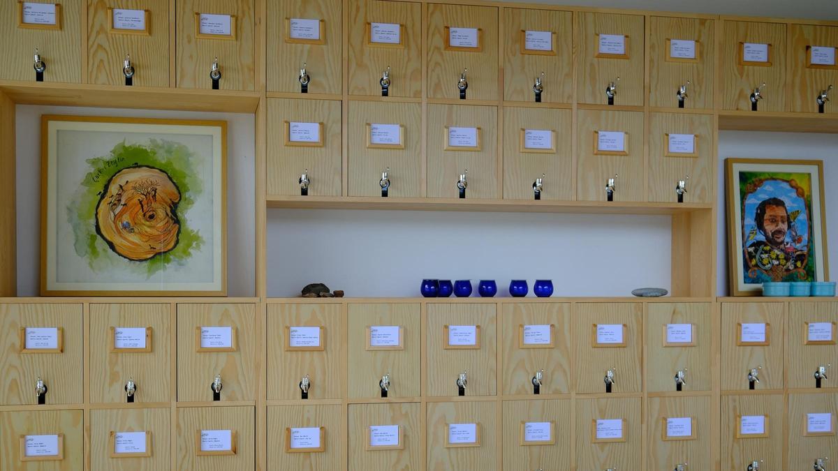 Los grifos de la biblioteca del aceite de oliva, ubicada en el Jardín de Olivos Sevilma, en el municipio turco de Seferihisar.