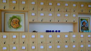 Los grifos de la biblioteca del aceite de oliva, ubicada en el Jardín de Olivos Sevilma, en el municipio turco de Seferihisar.