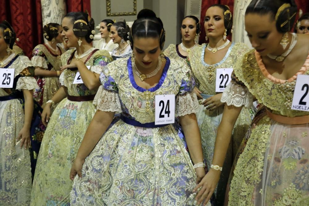 Las aspirantes a fallera mayor conocen el Salón de Cristal