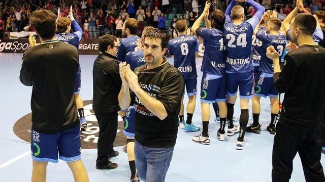Magí Serra a la finalización de un encuentro de esta temporada con el Cangas. // Gonzalo Núñez