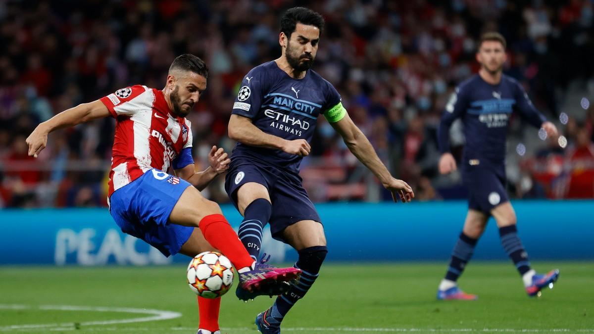 Koke y Gündogan disputan un balón durante el partido Atlético de Madrid - Manchester City