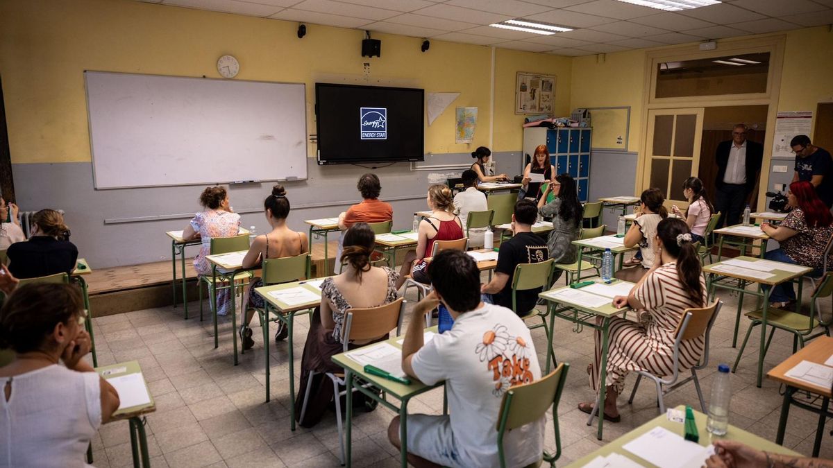 Opositores en un instituto de Zaragoza, este sábado.