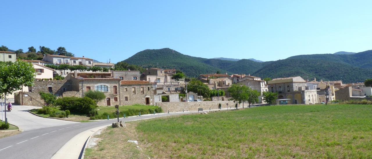 Vista de Cantallops, on s&#039;ubicarien els molins dels tres parcs projectats.