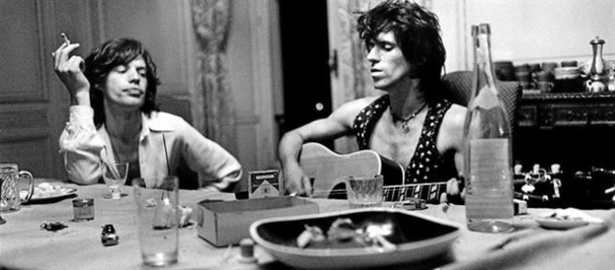 Mick Jagger (esquerra) escolta Keith Richards tocar la guitarra, a la mansió de la Costa Blava on el 1971 els Rolling Stones van treballar en el disc ’Exile on Main Street’. Mick Jagger (esquerra) escolta Keith Richards tocar la guitarra, a la mansió de la Costa Blava on el 1971 els Rolling Stones van treballar en el disc ’Exile on Main Street’.