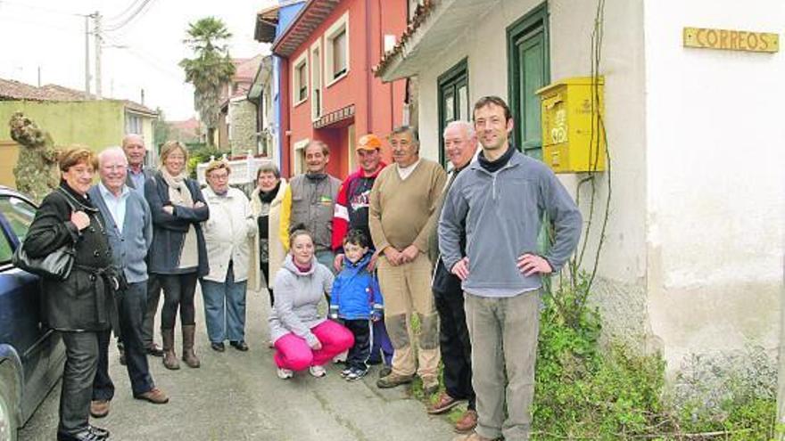 Un grupo de vecinos de Celoriu, ayer, junto a la antigua estafeta de Correos de la localidad.