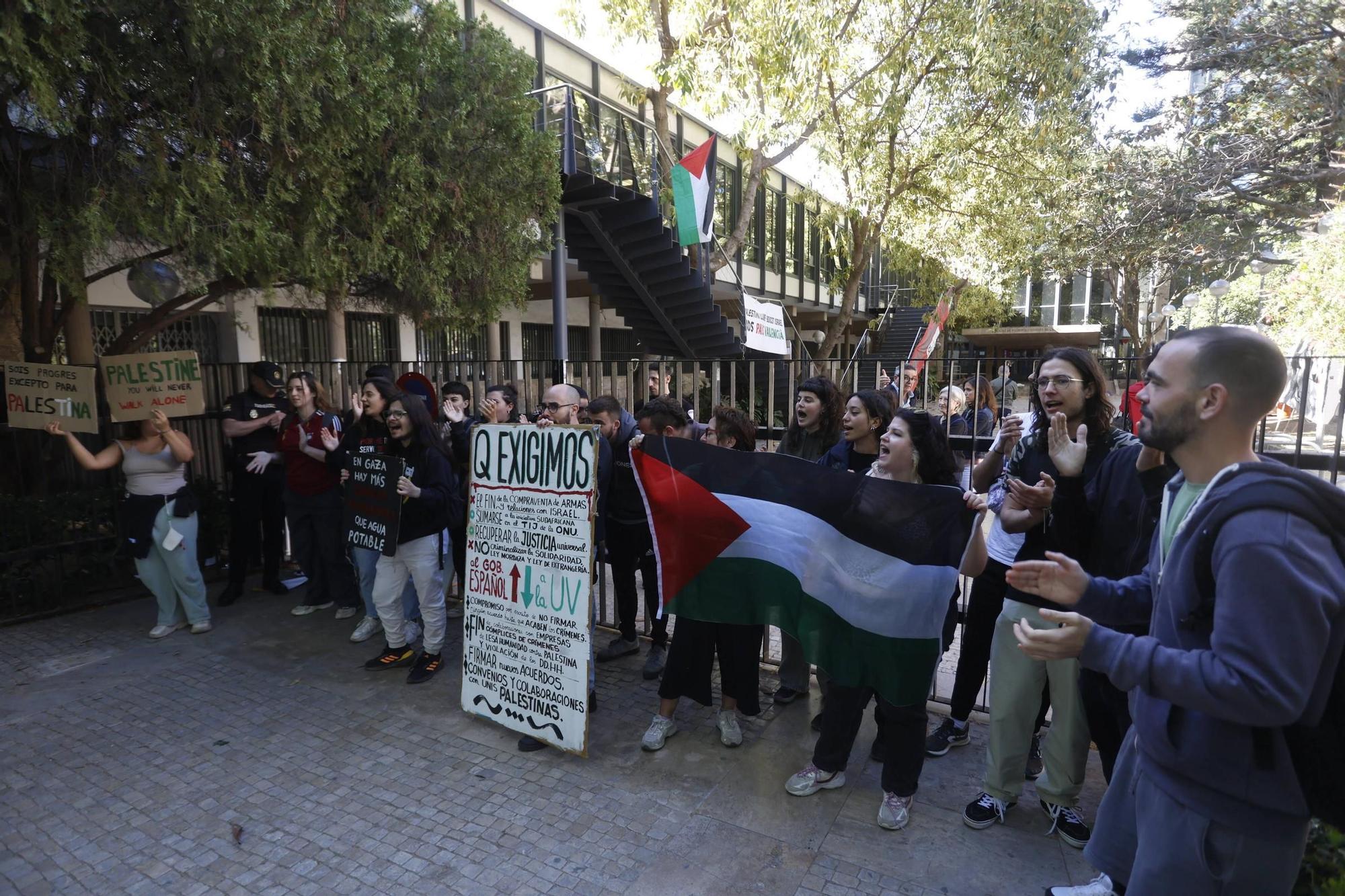 Estudiantes de la Acampada por Palestina se encierran en la facultad de Filosofía de la UV