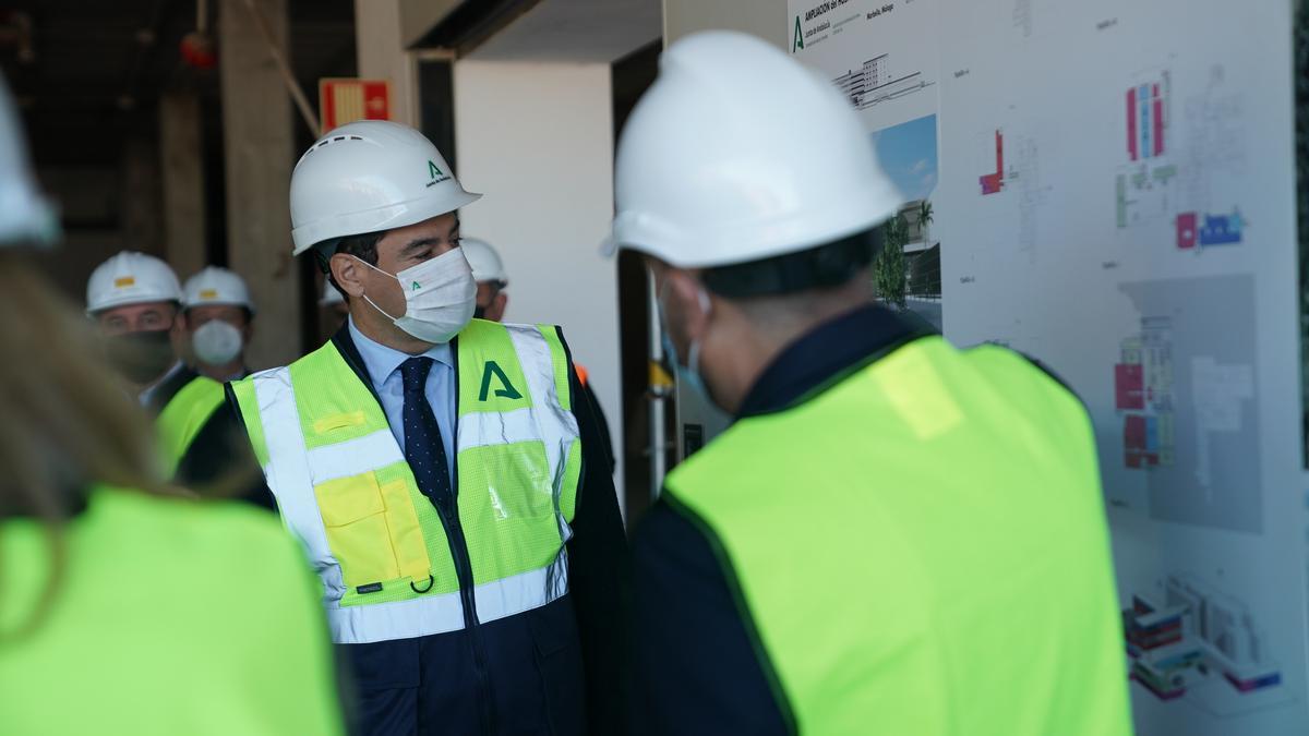 Juanma Moreno, durante la visita a las obras del Hospital Costa del Sol.