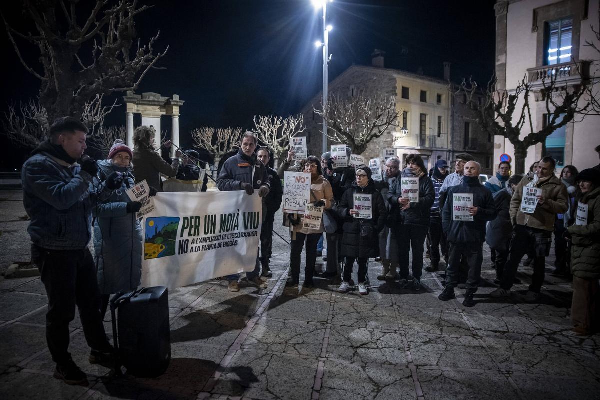 Imatges de la concentració en contra de l'ampliació del polígon de Moià, ahir, durant el ple municipal Imatges de la concentració en contra de l'ampliació del polígon de Moià, ahir, durant el ple municipal
