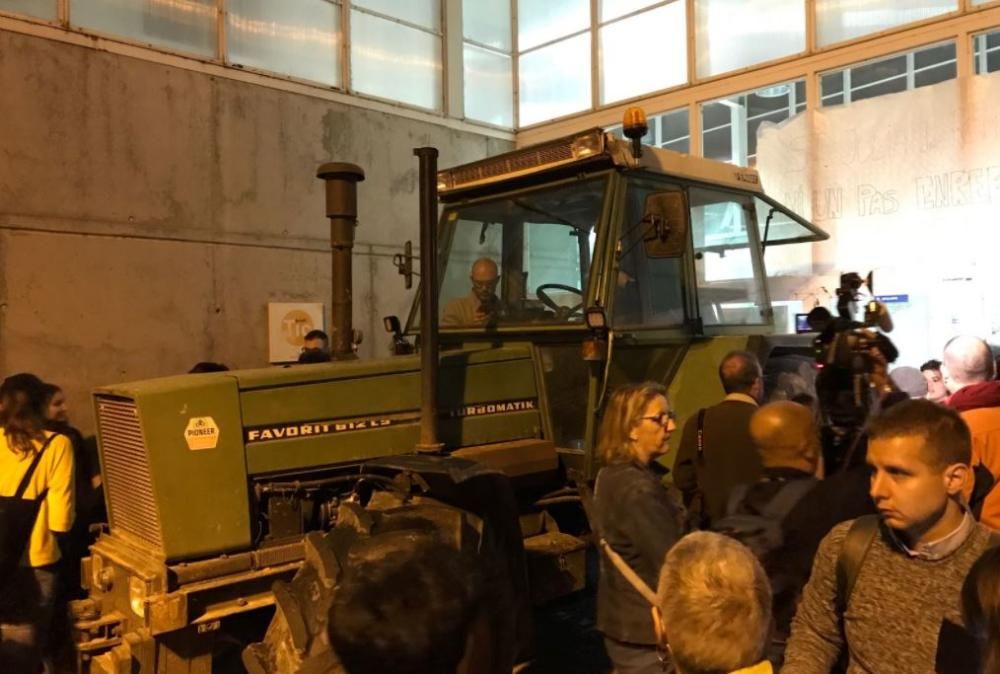 Un tractor davant la porta del pavelló de Sant Julià de Ramis, on votarà Puigdemont